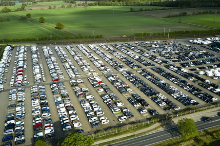 Symbolfoto Neuwagen Auslieferungslager