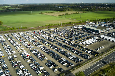 Symbolfoto Neuwagen Auslieferungslager