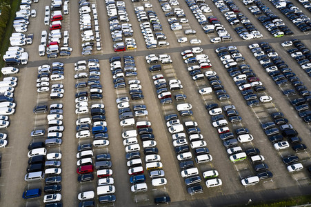 Symbolfoto Neuwagen Auslieferungslager