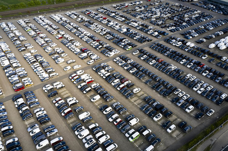 Symbolfoto Neuwagen Auslieferungslager