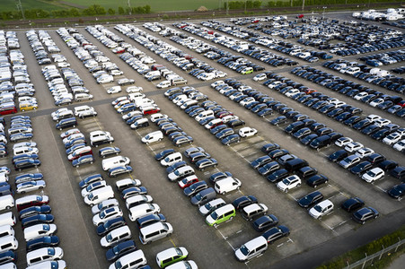 Symbolfoto Neuwagen Auslieferungslager