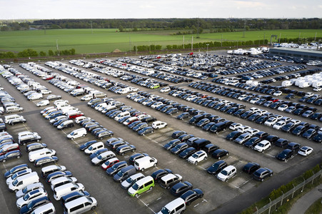 Symbolfoto Neuwagen Auslieferungslager