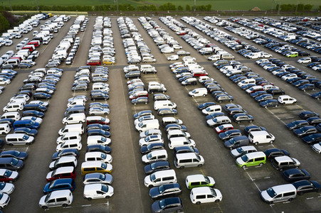 Symbolfoto Neuwagen Auslieferungslager