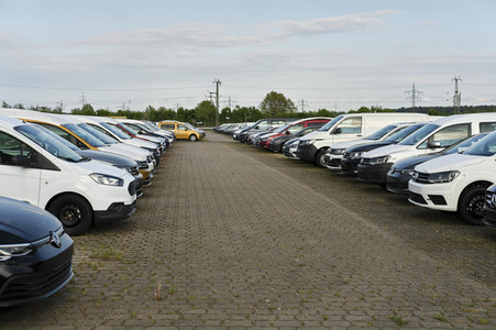 Symbolfoto Neuwagen Auslieferungslager
