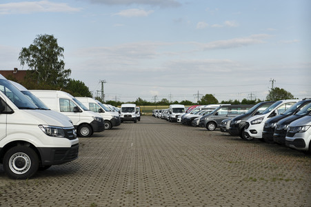 Symbolfoto Neuwagen Auslieferungslager