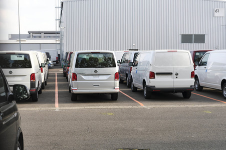 Symbolfoto Neuwagen Auslieferungslager