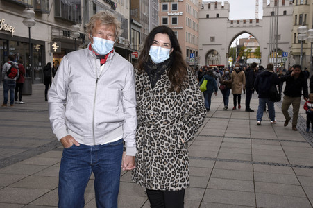 Gerhard Leinauer und Alexandra Polzin beim Shopping in München
