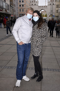 Gerhard Leinauer und Alexandra Polzin beim Shopping in München