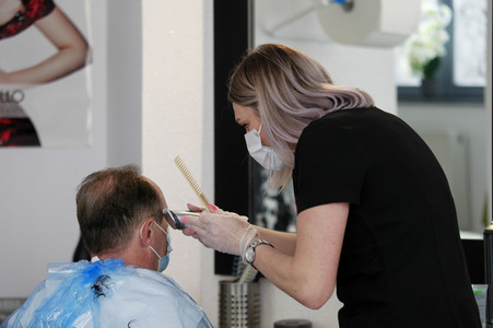 Symbolbild Öffnung von Friseursalons