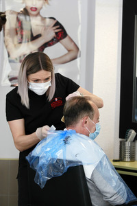 Symbolbild Öffnung von Friseursalons