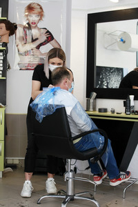 Symbolbild Öffnung von Friseursalons