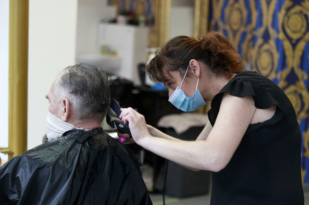 Symbolbild Öffnung von Friseursalons