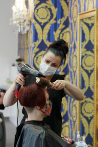 Symbolbild Öffnung von Friseursalons