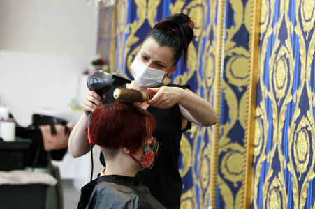 Symbolbild Öffnung von Friseursalons