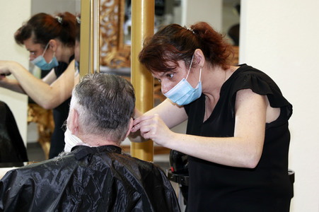 Symbolbild Öffnung von Friseursalons