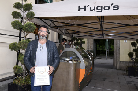 Gastwirt Ugo Crocamo beim 'Take Away' Verkauf in München