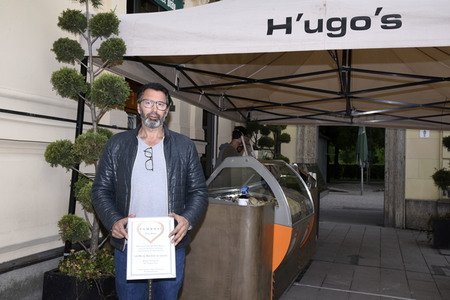 Gastwirt Ugo Crocamo beim 'Take Away' Verkauf in München