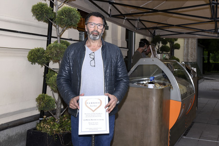 Gastwirt Ugo Crocamo beim 'Take Away' Verkauf in München