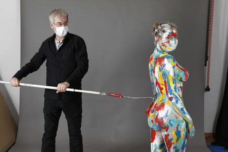 Jörg Düsterwald beim Bodypainting unter Einhaltung der Corona Schutzmaßnahmen in Hameln