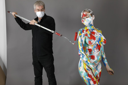 Jörg Düsterwald beim Bodypainting unter Einhaltung der Corona Schutzmaßnahmen in Hameln