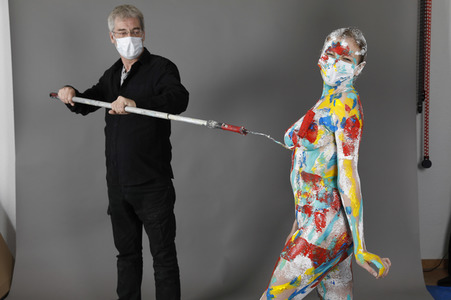 Jörg Düsterwald beim Bodypainting unter Einhaltung der Corona Schutzmaßnahmen in Hameln