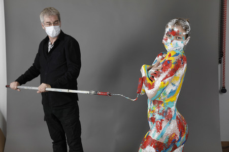 Jörg Düsterwald beim Bodypainting unter Einhaltung der Corona Schutzmaßnahmen in Hameln