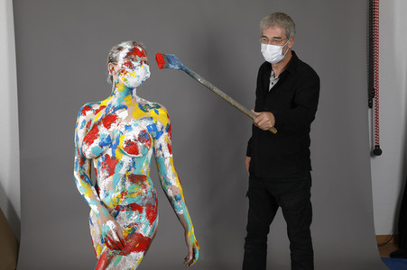 Jörg Düsterwald beim Bodypainting unter Einhaltung der Corona Schutzmaßnahmen in Hameln