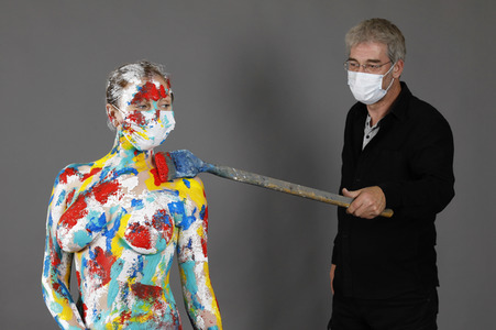 Jörg Düsterwald beim Bodypainting unter Einhaltung der Corona Schutzmaßnahmen in Hameln