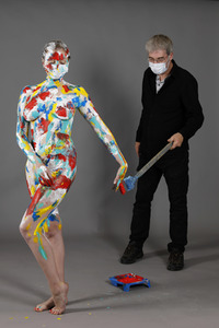 Jörg Düsterwald beim Bodypainting unter Einhaltung der Corona Schutzmaßnahmen in Hameln