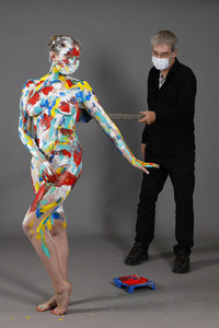 Jörg Düsterwald beim Bodypainting unter Einhaltung der Corona Schutzmaßnahmen in Hameln