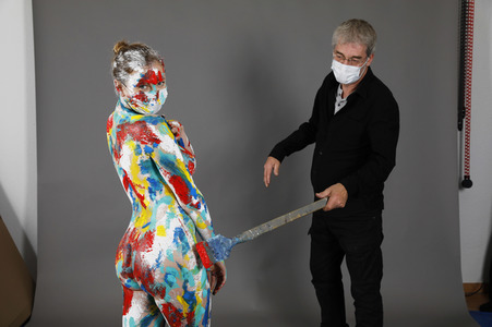 Jörg Düsterwald beim Bodypainting unter Einhaltung der Corona Schutzmaßnahmen in Hameln