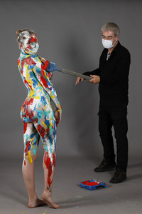 Jörg Düsterwald beim Bodypainting unter Einhaltung der Corona Schutzmaßnahmen in Hameln