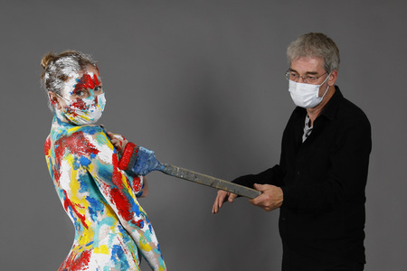 Jörg Düsterwald beim Bodypainting unter Einhaltung der Corona Schutzmaßnahmen in Hameln