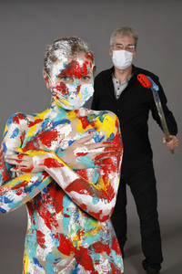 Jörg Düsterwald beim Bodypainting unter Einhaltung der Corona Schutzmaßnahmen in Hameln