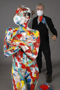 Jörg Düsterwald beim Bodypainting unter Einhaltung der Corona Schutzmaßnahmen in Hameln