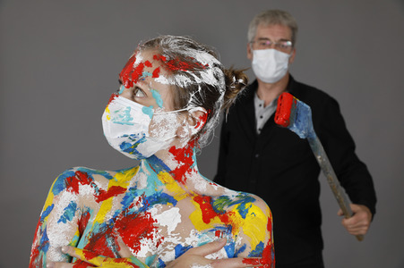 Jörg Düsterwald beim Bodypainting unter Einhaltung der Corona Schutzmaßnahmen in Hameln