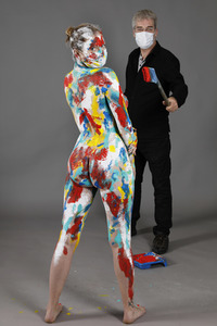Jörg Düsterwald beim Bodypainting unter Einhaltung der Corona Schutzmaßnahmen in Hameln