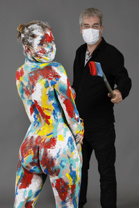 Jörg Düsterwald beim Bodypainting unter Einhaltung der Corona Schutzmaßnahmen in Hameln