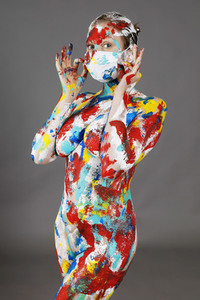 Jörg Düsterwald beim Bodypainting unter Einhaltung der Corona Schutzmaßnahmen in Hameln