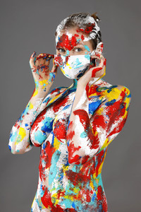 Jörg Düsterwald beim Bodypainting unter Einhaltung der Corona Schutzmaßnahmen in Hameln