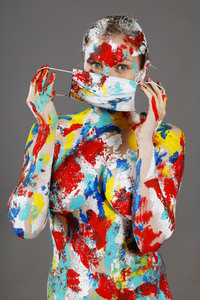 Jörg Düsterwald beim Bodypainting unter Einhaltung der Corona Schutzmaßnahmen in Hameln