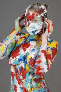 Jörg Düsterwald beim Bodypainting unter Einhaltung der Corona Schutzmaßnahmen in Hameln