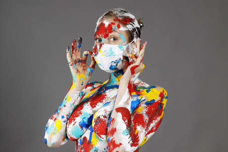 Jörg Düsterwald beim Bodypainting unter Einhaltung der Corona Schutzmaßnahmen in Hameln