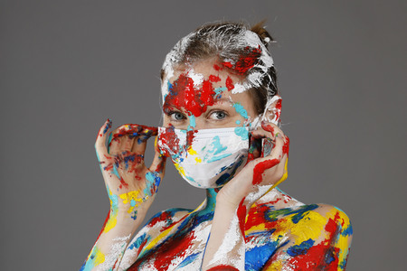 Jörg Düsterwald beim Bodypainting unter Einhaltung der Corona Schutzmaßnahmen in Hameln