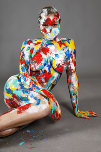 Jörg Düsterwald beim Bodypainting unter Einhaltung der Corona Schutzmaßnahmen in Hameln