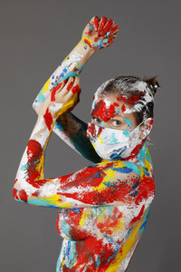 Jörg Düsterwald beim Bodypainting unter Einhaltung der Corona Schutzmaßnahmen in Hameln