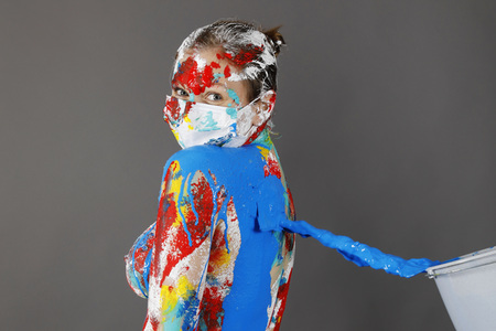 Jörg Düsterwald beim Bodypainting unter Einhaltung der Corona Schutzmaßnahmen in Hameln