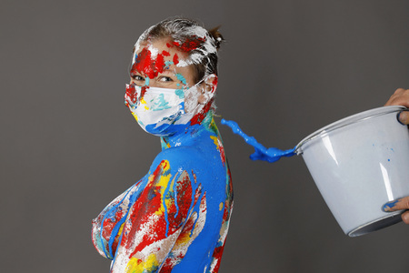 Jörg Düsterwald beim Bodypainting unter Einhaltung der Corona Schutzmaßnahmen in Hameln