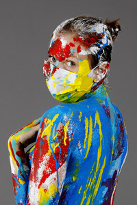 Jörg Düsterwald beim Bodypainting unter Einhaltung der Corona Schutzmaßnahmen in Hameln