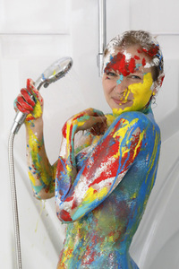 Jörg Düsterwald beim Bodypainting unter Einhaltung der Corona Schutzmaßnahmen in Hameln